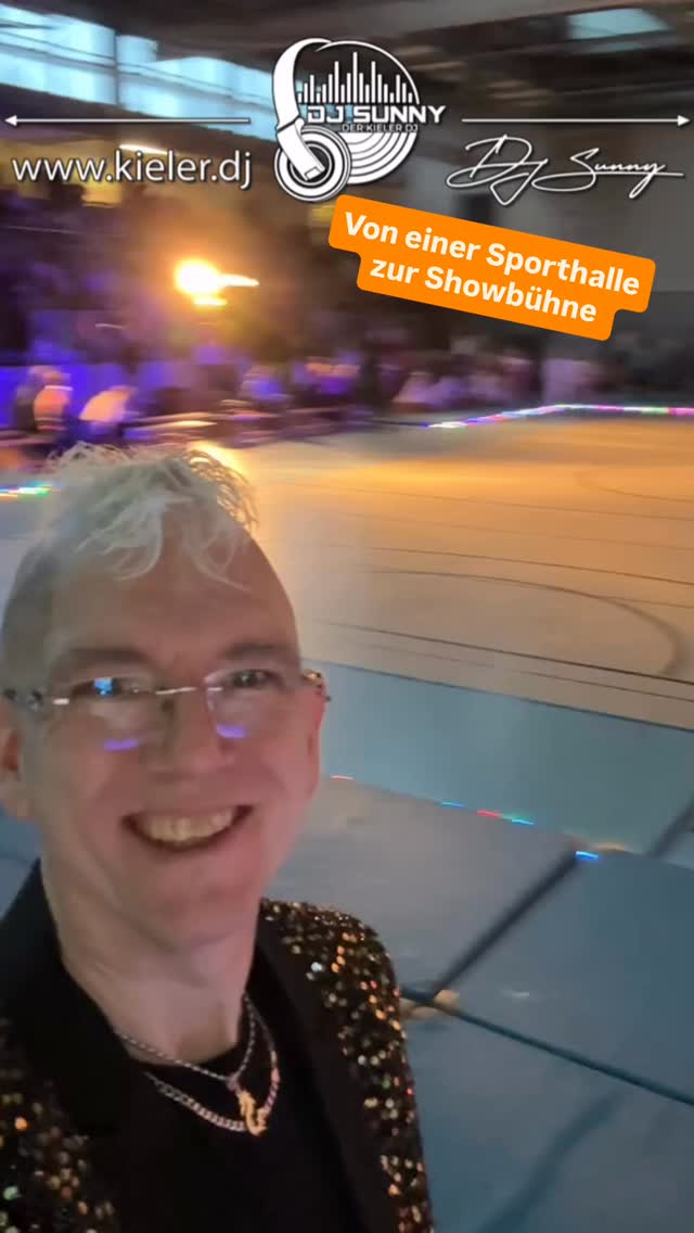 Sunny Update: Weihnachtsgala 2025
Seit vielen Jahren ist es mit im Dezember eine große Freude und auch Ehre, wenn ich mithelfen darf eine Sporthalle für einen Abend in eine festliche Showbühne zu verwandeln. 
Die @attitudedancecompanykiel präsentiert in einer 2-stündigen Show ihre Weihnachtsgala „The Dance Night“. Irgendwie bekommt diese Halle dann immer das Flair eines großen vorweihnachtlichen Wohnzimmers. 
Ein Ort zum Wohlfühlen und Genießen: 2 Stunden Tanzshow von klein bis groß, von HipHop bis Akrobatik. 
Danke, dass ich wieder dabei sein durfte. In diesem Jahr auch mal wieder als Co-Moderator. Hat mir sehr viel Spaß gemacht!
Und nun? Nächste Woche geht es weiter….
.
Sunny Times - Euer DJ Sunny 
.
.
P.S.: ihr plant eure Feier? Lasst uns doch mal unverbindlich drüber sprechen!
.
.
.
.
.
.
.
.
.
#djsunny #djsunnykiel #hochzeit #kiel #kielerdj #kielerleben #kielerförde #hochzeitsdj #eventdj #hochzeit2026 #hochzeit2027 #hochzeit #rendsburg #neumünster #eckernförde #plön #badsegeberg #heiraten #feiern #geburtstagsfeier #eventdj #sunny #wedding #weddingdj #musikfacharbeiter #sunnytimes #ballroom #ballroomdj #standardtanzen #latein