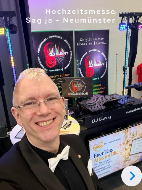 Sunny Updates…. So viel Neues!!
Am letzten Wochenende war ich ja auf der Hochzeitsmesse @sag_ja_nms in Neumünster. Und in Verbindung mit der Messe gibt es ganz viel Neues!
So habe ich zum Beispiel eine komplett überarbeitete, stylische neue Homepage: www.dj-sunny-kiel.de.
Und ich habe tolle Bewertungen der letzten Veranstaltungen erhalten. Vielen vielen lieben Dank dafür.
Und ich setz noch einen drauf: ab sofort gibt es nur exklusiv bei mir: WIR. - die Event-App.
Das ist eine App, die zum Beispiel Hochzeitspaare bei der Planung ihres großen Tages unterstützen soll und dabei helfe ich aktiv mit. Denn diese App ist direkt verknüpft mit mir als DJ.
Und für alle anderen Feiern und Events gibt es das WiR. Party-Office. Diese App und unterstützt alle, die gerne mit mir feiern möchten. In allen Punkten, die zu einer Feier gehören. Mehr Infos dazu gibt es unter: www.sunny-times.de und natürlich direkt bei mir. 
Und natürlich auf meiner Homepage. Die Links dazu in meinem Profil.
Und jetzt: weiter zur nächsten Feier. Es wartet ein 50. Geburtstag auf mich.
Wir.sunny-times.de
.
Liebe Grüße und Sunny Times – Euer DJ Sunny
.
.
P.S.: ihr plant eure Feier? Lasst uns doch mal unverbindlich drüber sprechen!
.
.
.
.
.
.
.
.
.
#djsunny #hochzeit #kiel #kielerleben #hochzeitsdj