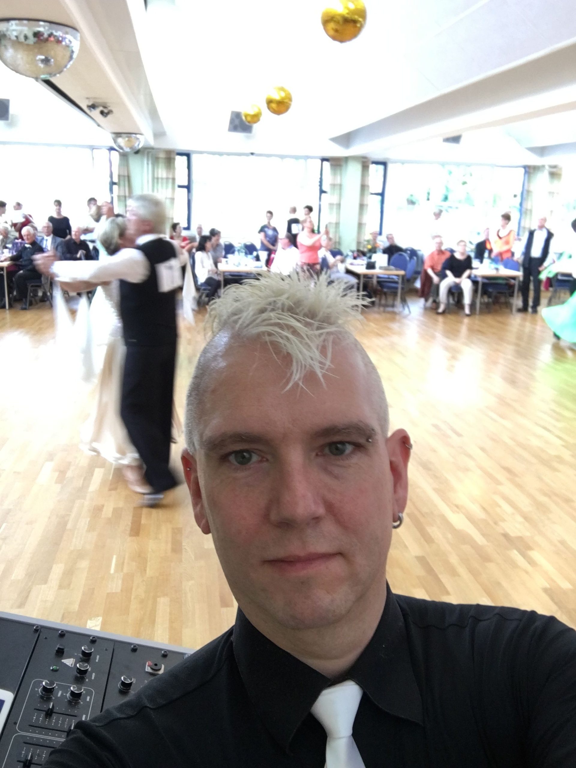 Sunny als DJ bei einer Tanzveranstaltung