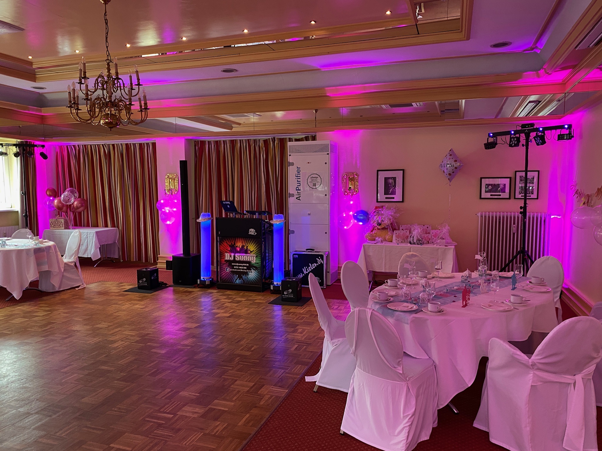 Hochzeitssaal mit Tanzfläche und Ambientebeleuchtung