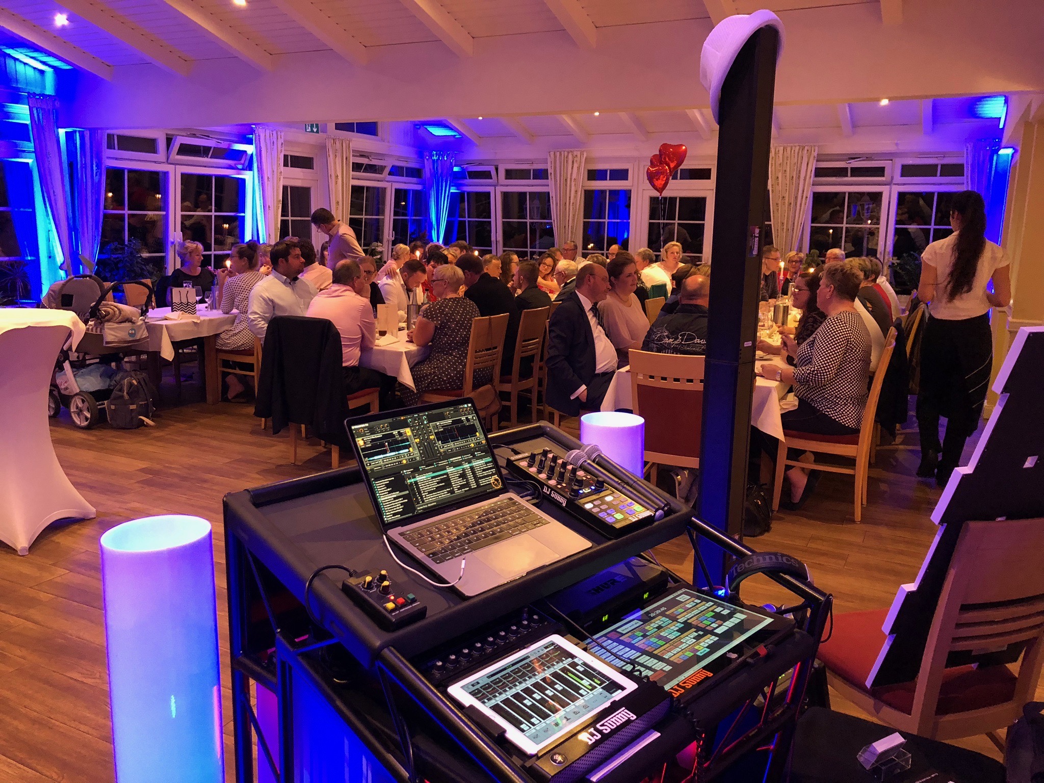 Blick vom DJ-Platz auf eine Feier